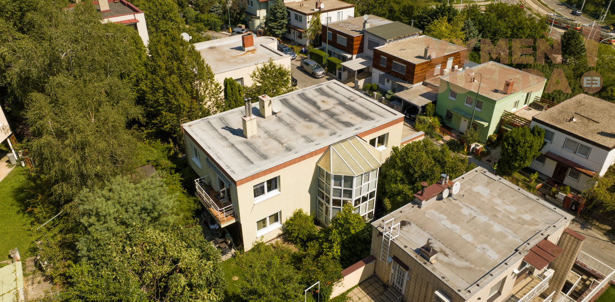 PREDANÉ! - VYMEŇ SUSEDA! - VÝNIMOČNÝ  RODINNÝ DOM V BA IV KARLOVÁ VES s pozemkom 447 m2.