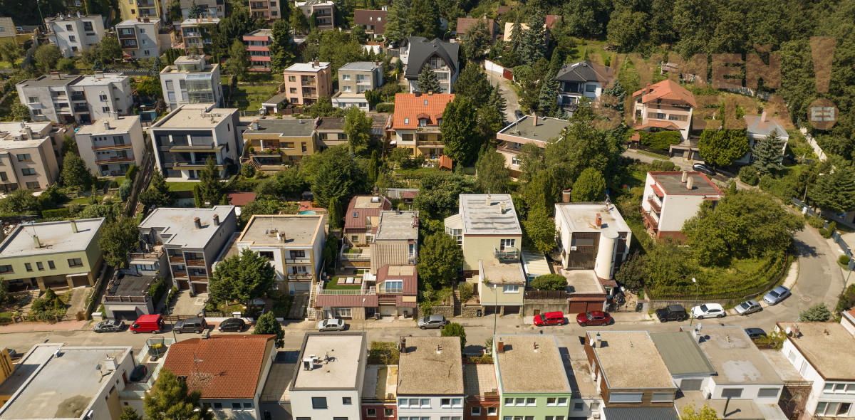 PREDANÉ! - VYMEŇ SUSEDA! - VÝNIMOČNÝ  RODINNÝ DOM V BA IV KARLOVÁ VES s pozemkom 447 m2.