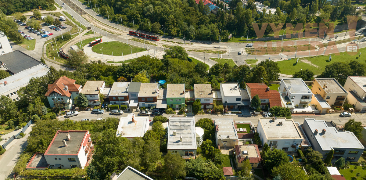 PREDANÉ! - VYMEŇ SUSEDA! - VÝNIMOČNÝ  RODINNÝ DOM V BA IV KARLOVÁ VES s pozemkom 447 m2.