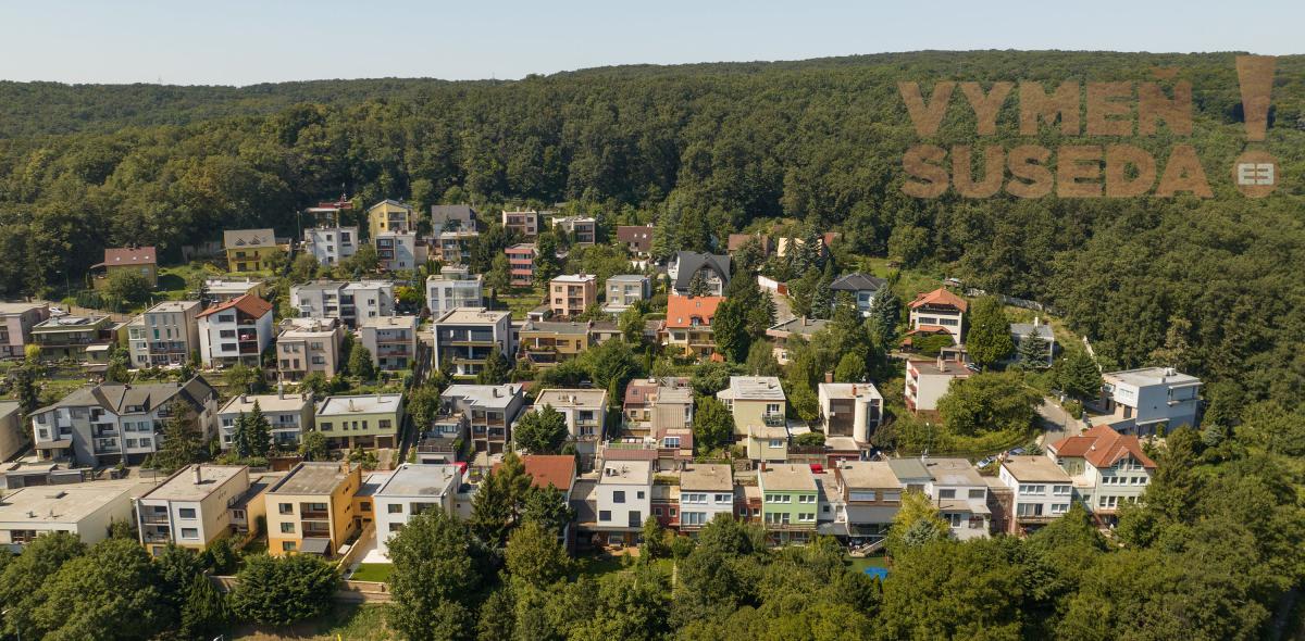 PREDANÉ! - VYMEŇ SUSEDA! - VÝNIMOČNÝ  RODINNÝ DOM V BA IV KARLOVÁ VES s pozemkom 447 m2.