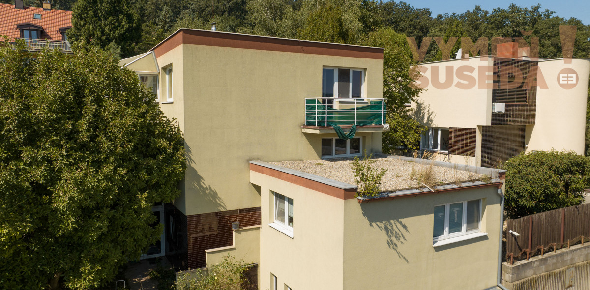 PREDANÉ! - VYMEŇ SUSEDA! - VÝNIMOČNÝ  RODINNÝ DOM V BA IV KARLOVÁ VES s pozemkom 447 m2.