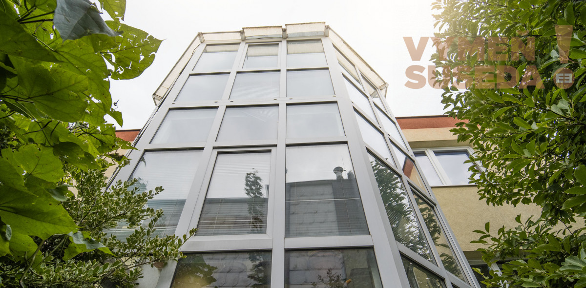 PREDANÉ! - VYMEŇ SUSEDA! - VÝNIMOČNÝ  RODINNÝ DOM V BA IV KARLOVÁ VES s pozemkom 447 m2.