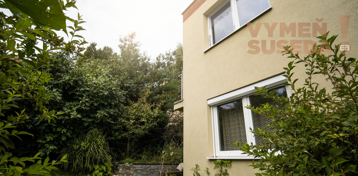 PREDANÉ! - VYMEŇ SUSEDA! - VÝNIMOČNÝ  RODINNÝ DOM V BA IV KARLOVÁ VES s pozemkom 447 m2.