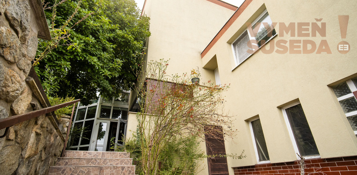 PREDANÉ! - VYMEŇ SUSEDA! - VÝNIMOČNÝ  RODINNÝ DOM V BA IV KARLOVÁ VES s pozemkom 447 m2.