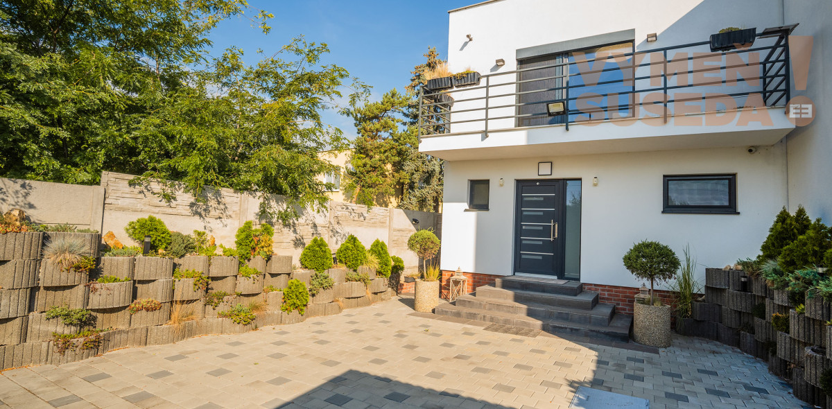 VYMEŇ SUSEDA - Luxusná rekreačná vila s vírivkou a privátnym mólom v lokalite Senecké jazerá.