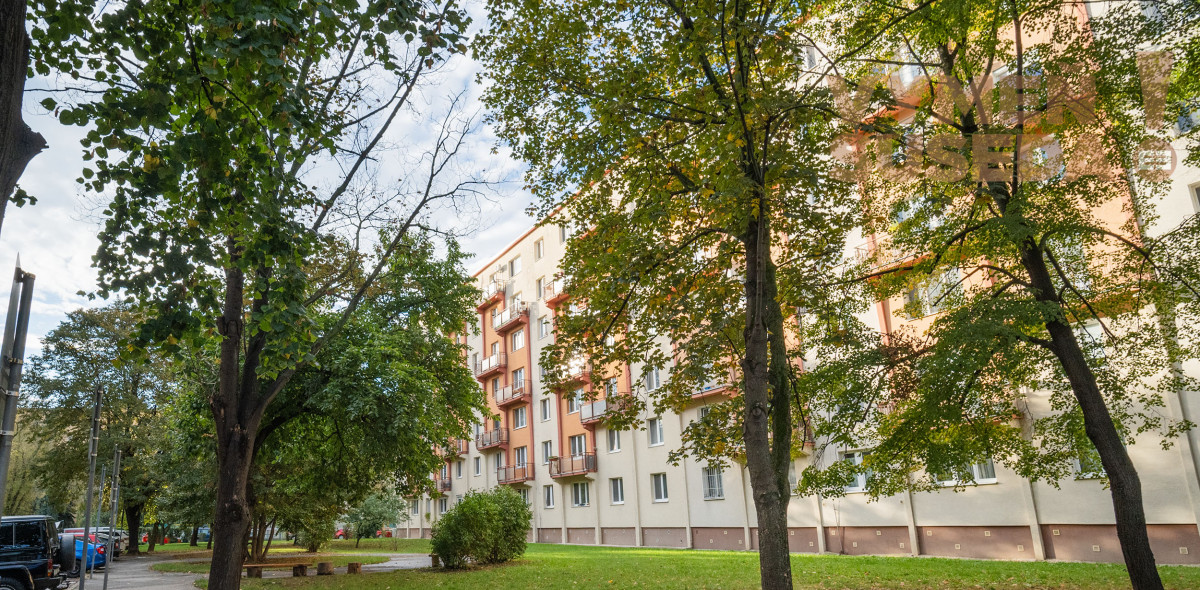PREDANÉ - Obľúbený 3 IZB. BYT S BALKÓNOM v pôvodnom stave, Sklenárová ul. Ružinov-Nivy