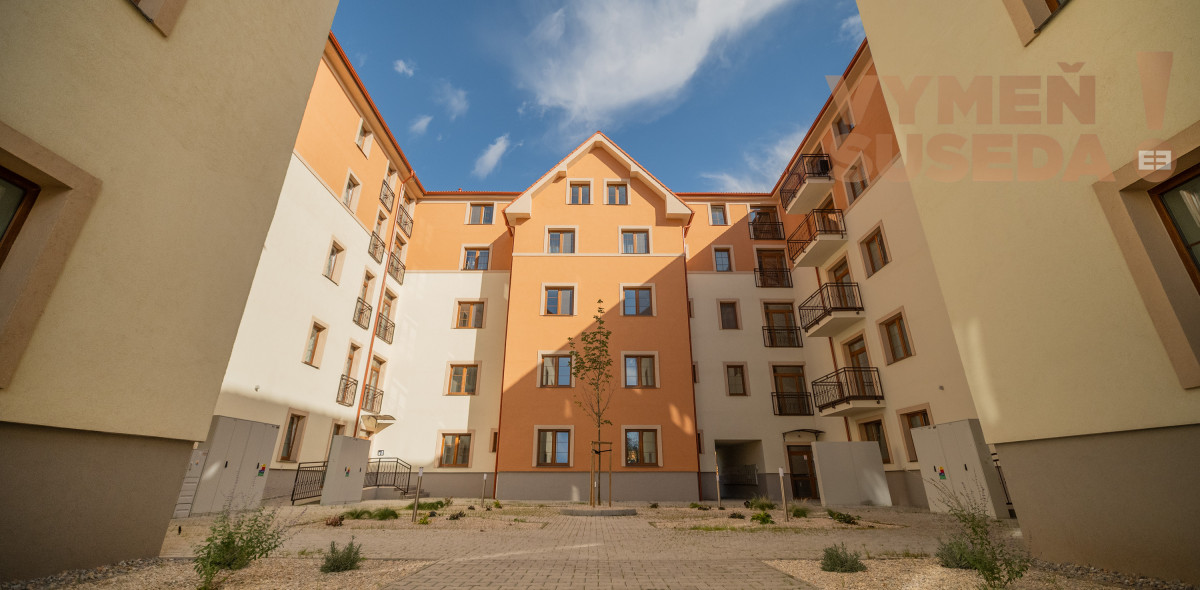 PREDANÉ – Novostavba slnečného 2 izb. bytu na Kasárenskej ulici v Nových Zámkoch s balkónom, pivnicou a parkovacím státim