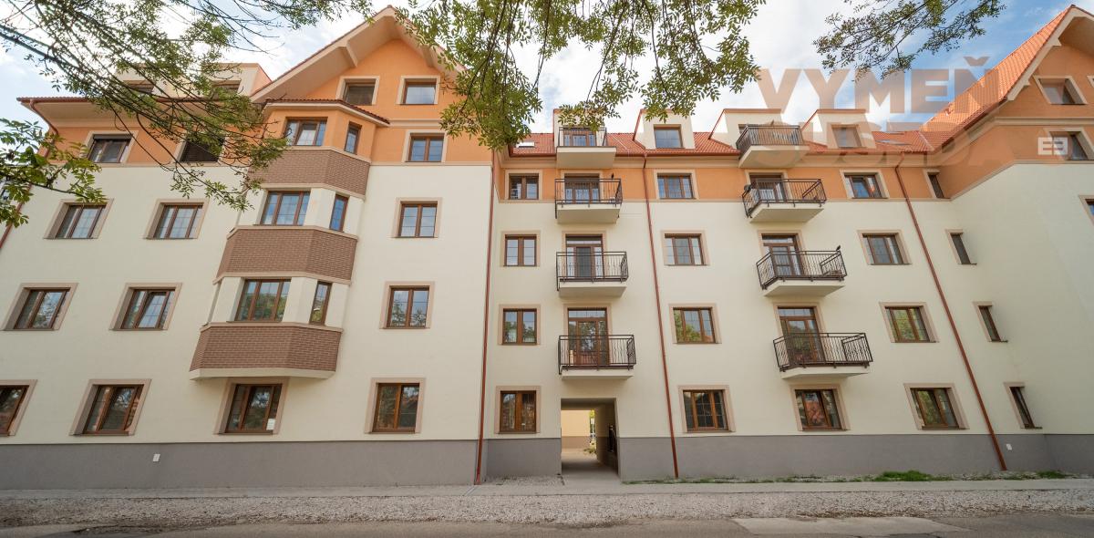 PREDANÉ – Novostavba slnečného 2 izb. bytu na Kasárenskej ulici v Nových Zámkoch s balkónom, pivnicou a parkovacím státim