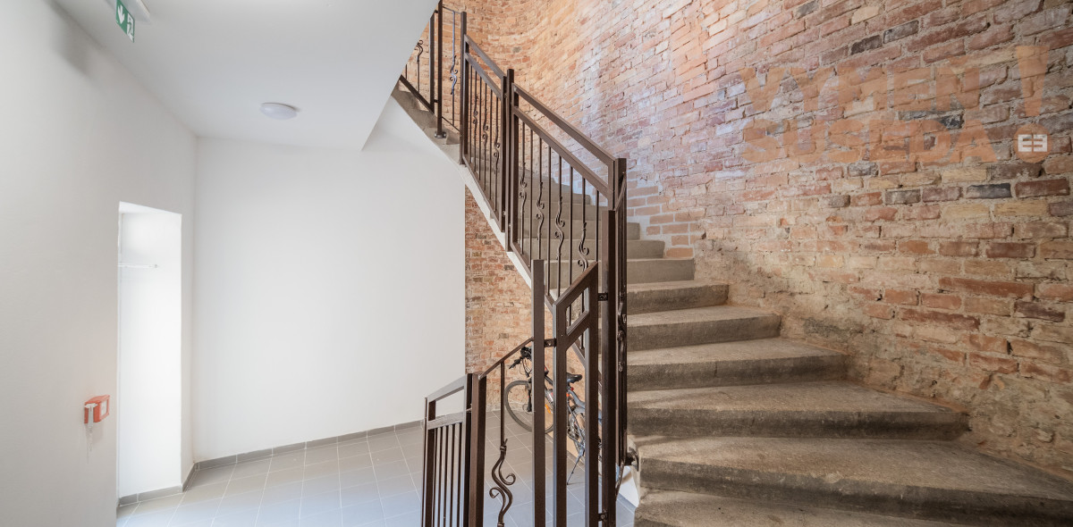 PREDANÉ – Novostavba slnečného 2 izb. bytu na Kasárenskej ulici v Nových Zámkoch s balkónom, pivnicou a parkovacím státim