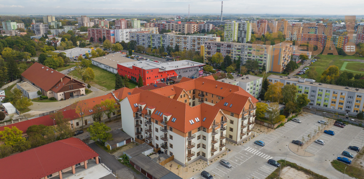 PREDANÉ – Novostavba slnečného 2 izb. bytu na Kasárenskej ulici v Nových Zámkoch s balkónom, pivnicou a parkovacím státim