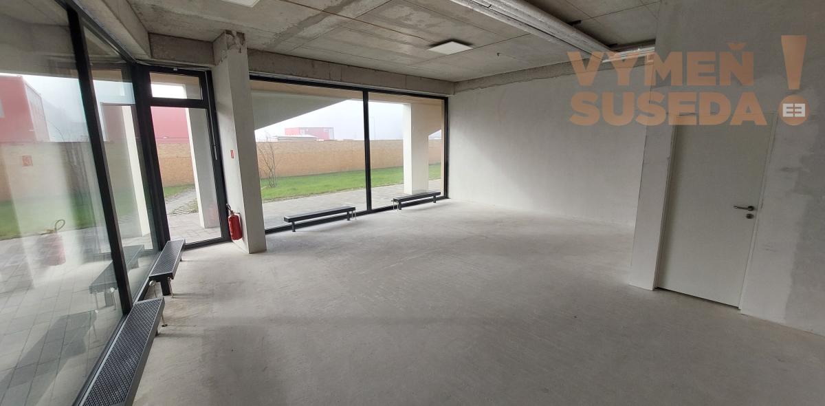 PREDANÉ - Obchodný priestor s veľkými výkladmi v NOVOSTAVBE, vynikajúci investičný potenciál