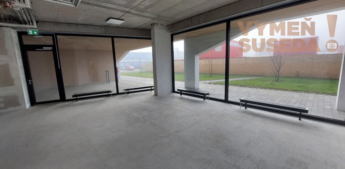 PREDANÉ - Obchodný priestor s veľkými výkladmi v NOVOSTAVBE, vynikajúci investičný potenciál