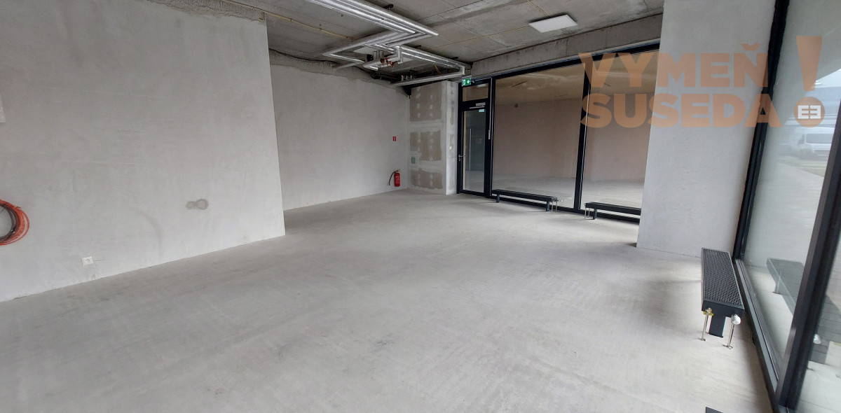PREDANÉ - Obchodný priestor s veľkými výkladmi v NOVOSTAVBE, vynikajúci investičný potenciál
