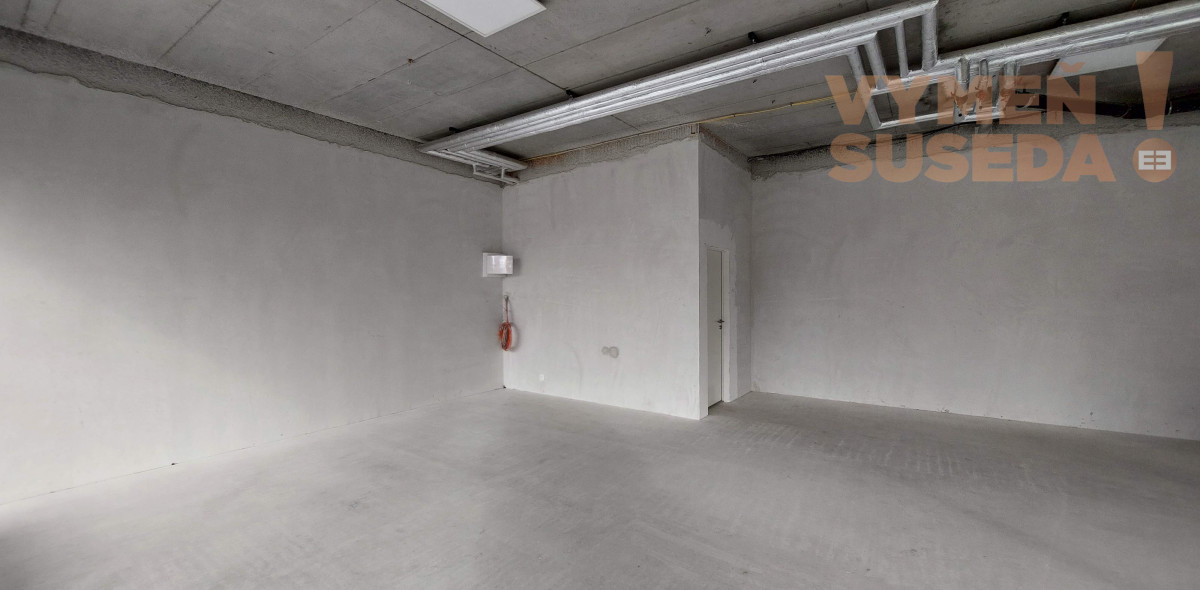 PREDANÉ - Obchodný priestor s veľkými výkladmi v NOVOSTAVBE, vynikajúci investičný potenciál