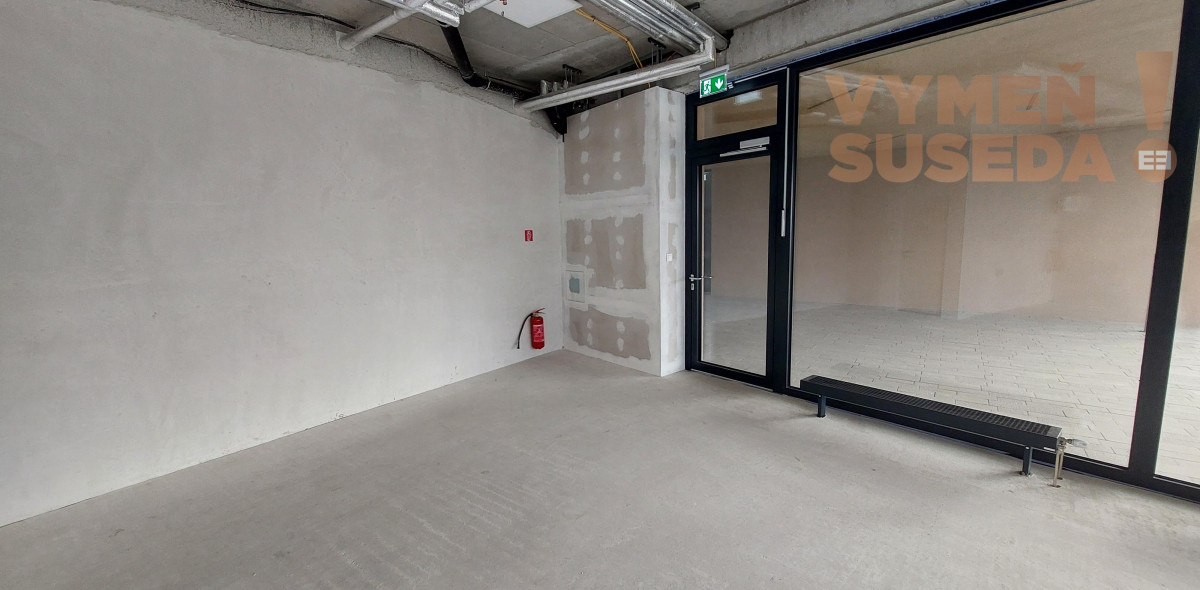 PREDANÉ - Obchodný priestor s veľkými výkladmi v NOVOSTAVBE, vynikajúci investičný potenciál