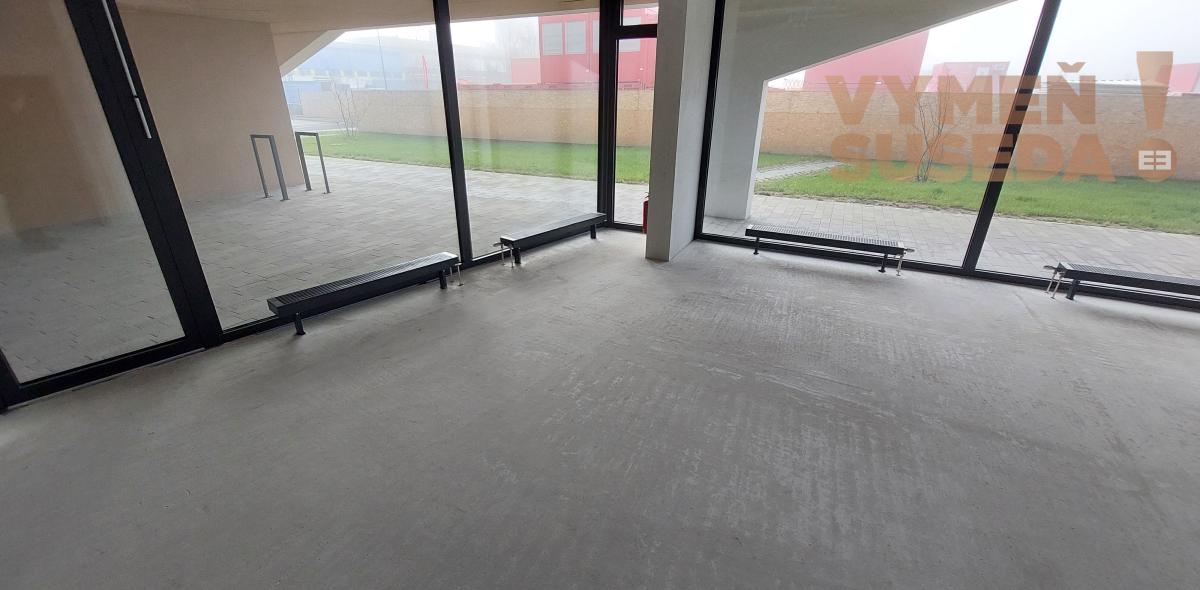 PREDANÉ - Obchodný priestor s veľkými výkladmi v NOVOSTAVBE, vynikajúci investičný potenciál