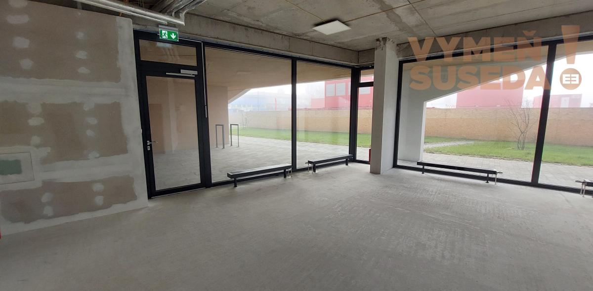 PREDANÉ - Obchodný priestor s veľkými výkladmi v NOVOSTAVBE, vynikajúci investičný potenciál