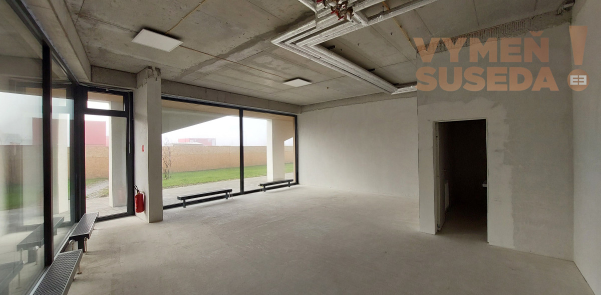 PREDANÉ - Obchodný priestor s veľkými výkladmi v NOVOSTAVBE, vynikajúci investičný potenciál