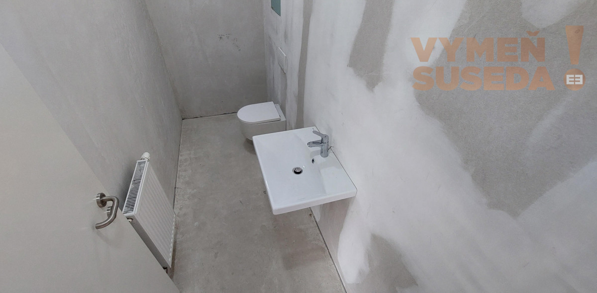 PREDANÉ - Obchodný priestor s veľkými výkladmi v NOVOSTAVBE, vynikajúci investičný potenciál