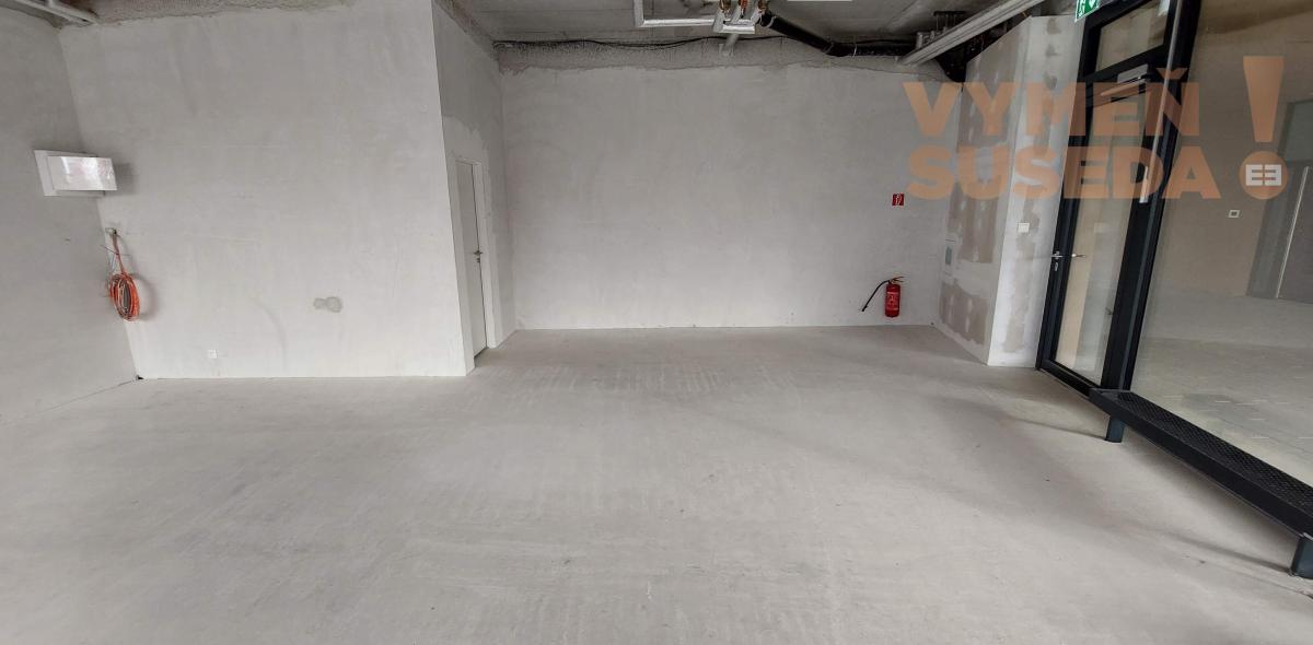 PREDANÉ - Obchodný priestor s veľkými výkladmi v NOVOSTAVBE, vynikajúci investičný potenciál