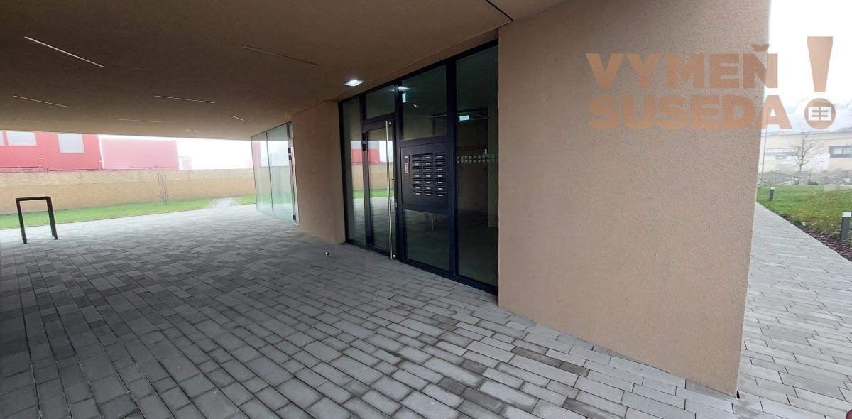 PREDANÉ - Obchodný priestor s veľkými výkladmi v NOVOSTAVBE, vynikajúci investičný potenciál