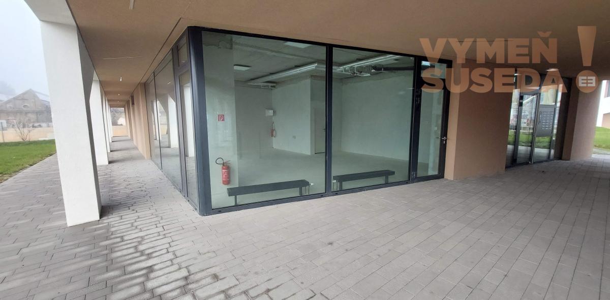 PREDANÉ - Obchodný priestor s veľkými výkladmi v NOVOSTAVBE, vynikajúci investičný potenciál