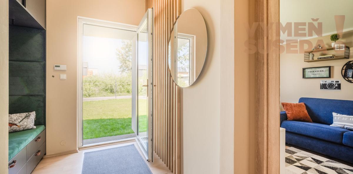 VYMEŇ SUSEDA! – NA PREDAJ VÝNIMOČNÝ 4 IZB. NÍZKOENERGETICKÝ DOM PRI JAZERE VOJKA