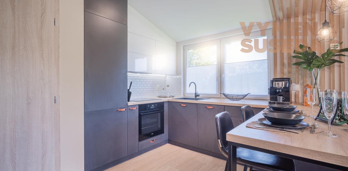 VYMEŇ SUSEDA! – NA PREDAJ VÝNIMOČNÝ 4 IZB. NÍZKOENERGETICKÝ DOM PRI JAZERE VOJKA