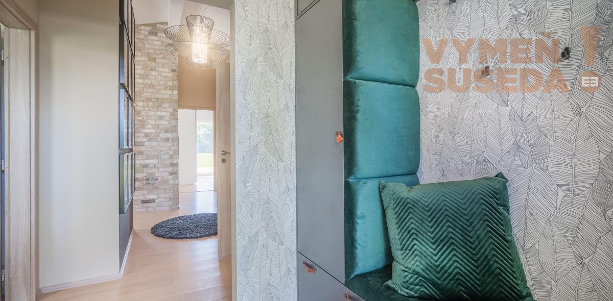 VYMEŇ SUSEDA! – NA PREDAJ VÝNIMOČNÝ 4 IZB. NÍZKOENERGETICKÝ DOM PRI JAZERE VOJKA