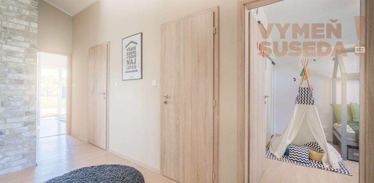 VYMEŇ SUSEDA! – NA PREDAJ VÝNIMOČNÝ 4 IZB. NÍZKOENERGETICKÝ DOM PRI JAZERE VOJKA