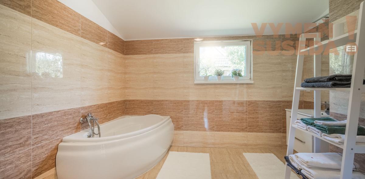 VYMEŇ SUSEDA! – NA PREDAJ VÝNIMOČNÝ 4 IZB. NÍZKOENERGETICKÝ DOM PRI JAZERE VOJKA