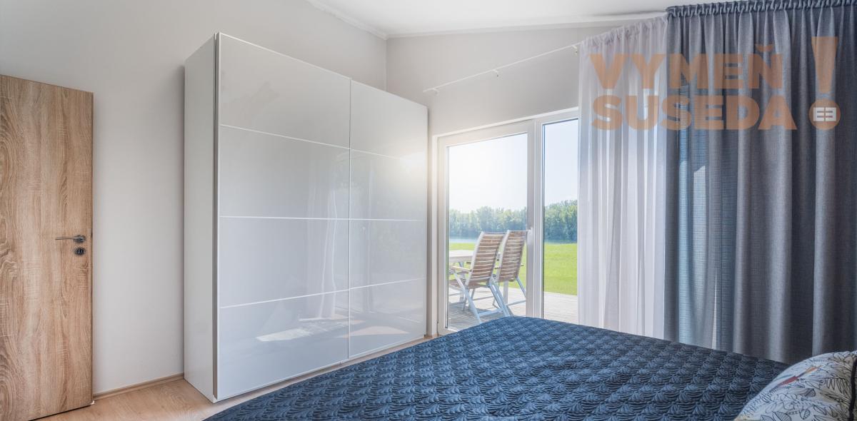 VYMEŇ SUSEDA! – NA PREDAJ VÝNIMOČNÝ 4 IZB. NÍZKOENERGETICKÝ DOM PRI JAZERE VOJKA