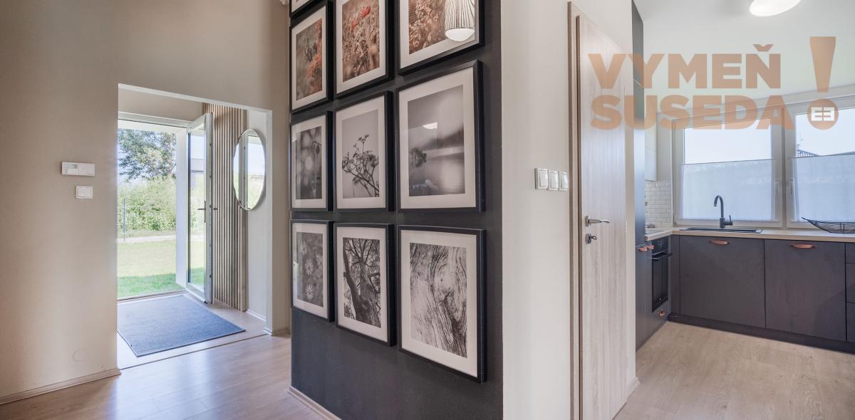 VYMEŇ SUSEDA! – NA PREDAJ VÝNIMOČNÝ 4 IZB. NÍZKOENERGETICKÝ DOM PRI JAZERE VOJKA
