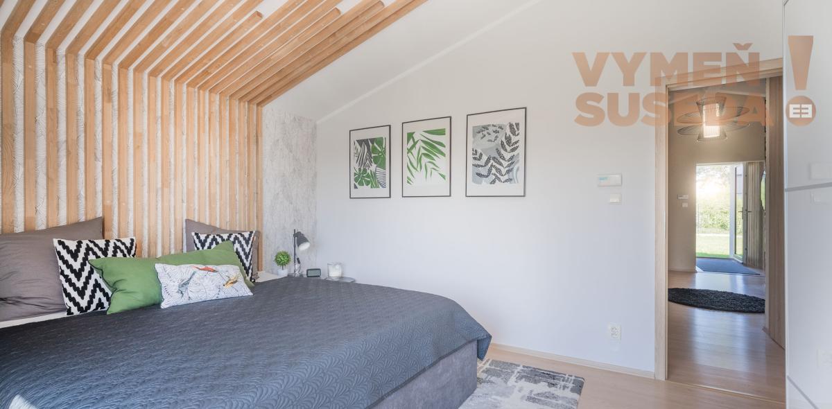 VYMEŇ SUSEDA! – NA PREDAJ VÝNIMOČNÝ 4 IZB. NÍZKOENERGETICKÝ DOM PRI JAZERE VOJKA