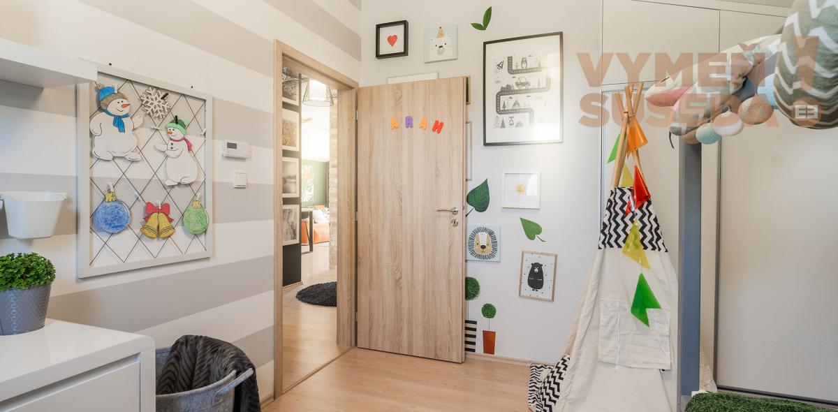 VYMEŇ SUSEDA! – NA PREDAJ VÝNIMOČNÝ 4 IZB. NÍZKOENERGETICKÝ DOM PRI JAZERE VOJKA