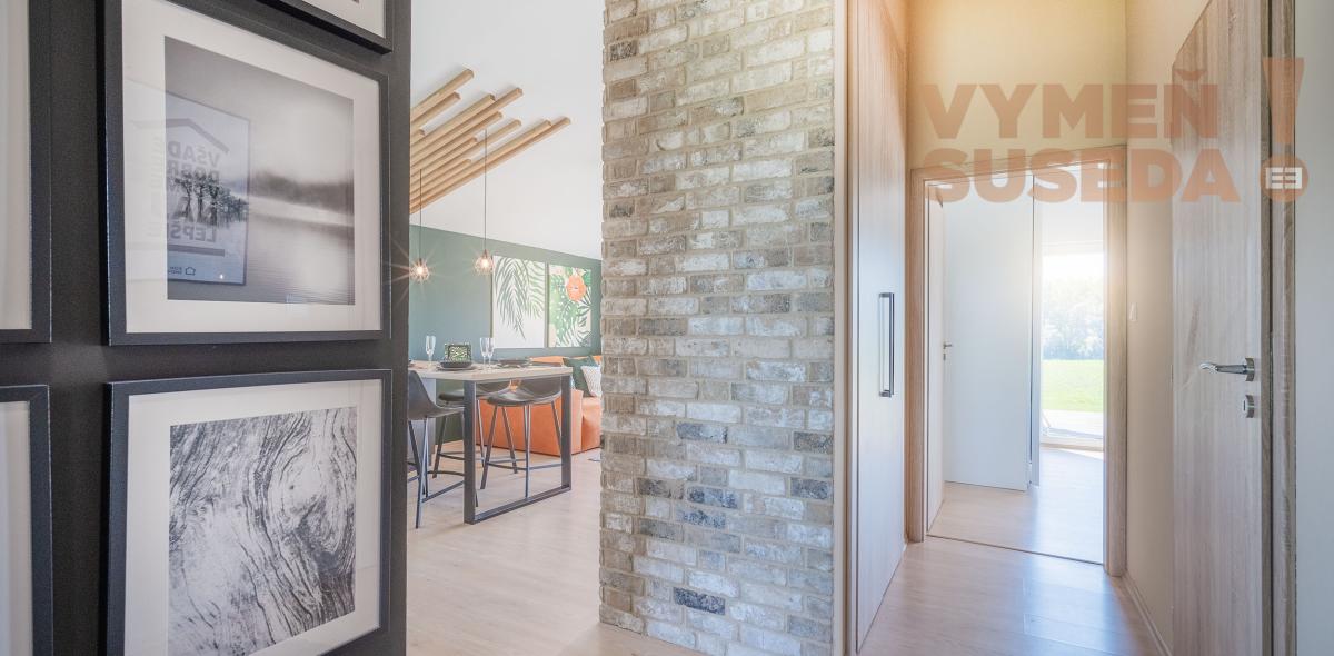 VYMEŇ SUSEDA! – NA PREDAJ VÝNIMOČNÝ 4 IZB. NÍZKOENERGETICKÝ DOM PRI JAZERE VOJKA