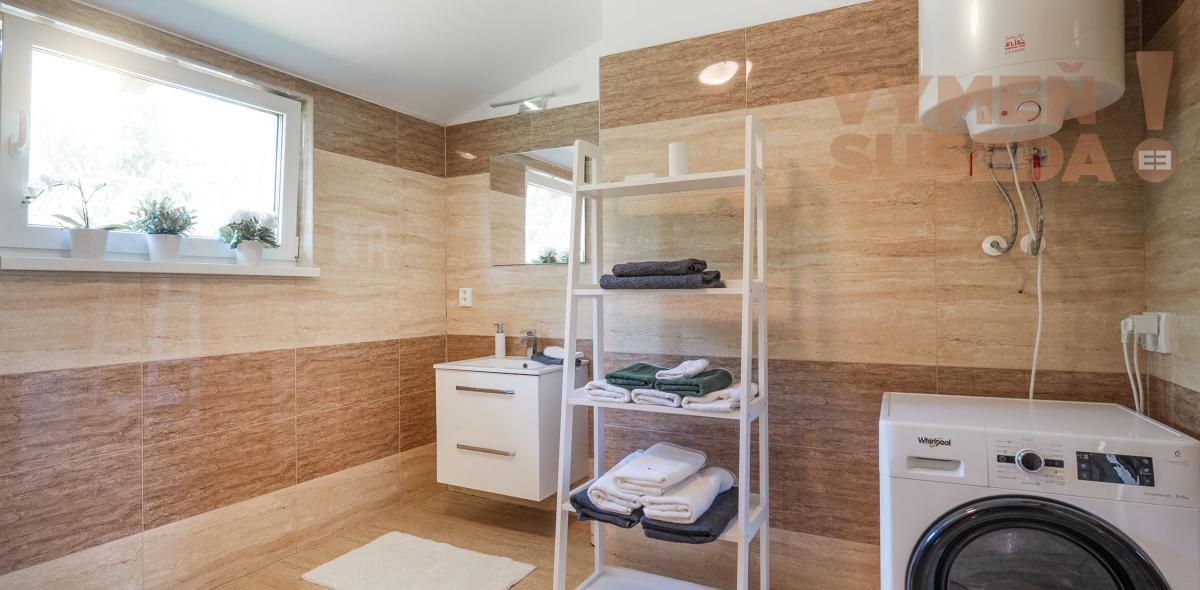 VYMEŇ SUSEDA! – NA PREDAJ VÝNIMOČNÝ 4 IZB. NÍZKOENERGETICKÝ DOM PRI JAZERE VOJKA