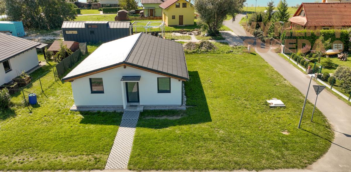 VYMEŇ SUSEDA! – NA PREDAJ VÝNIMOČNÝ 4 IZB. NÍZKOENERGETICKÝ DOM PRI JAZERE VOJKA