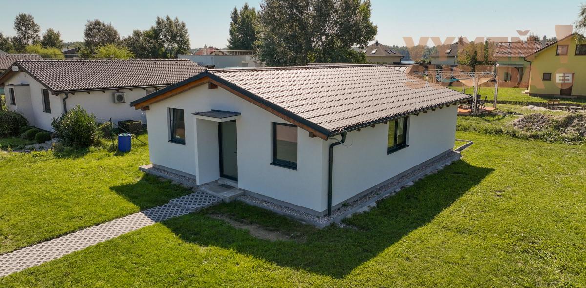 VYMEŇ SUSEDA! – NA PREDAJ VÝNIMOČNÝ 4 IZB. NÍZKOENERGETICKÝ DOM PRI JAZERE VOJKA