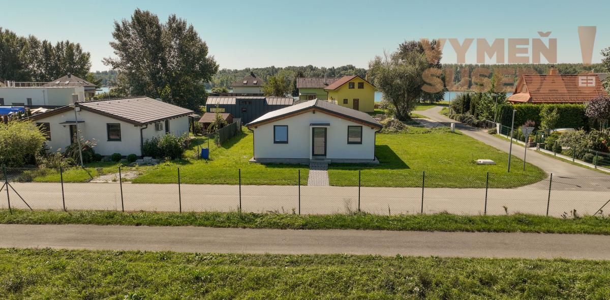VYMEŇ SUSEDA! – NA PREDAJ VÝNIMOČNÝ 4 IZB. NÍZKOENERGETICKÝ DOM PRI JAZERE VOJKA