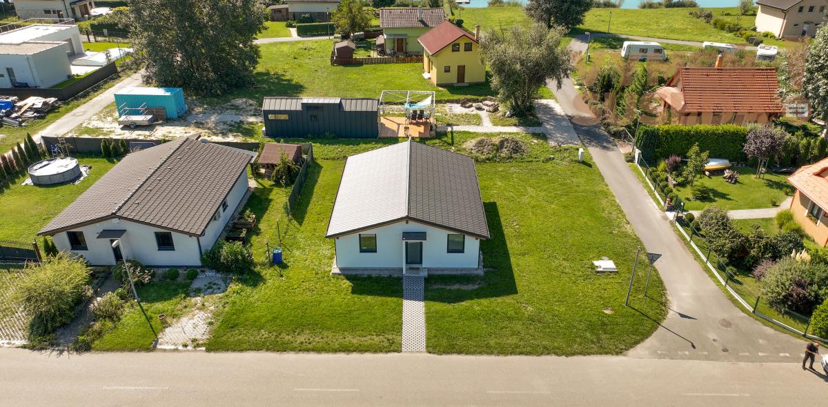 VYMEŇ SUSEDA! – NA PREDAJ VÝNIMOČNÝ 4 IZB. NÍZKOENERGETICKÝ DOM PRI JAZERE VOJKA