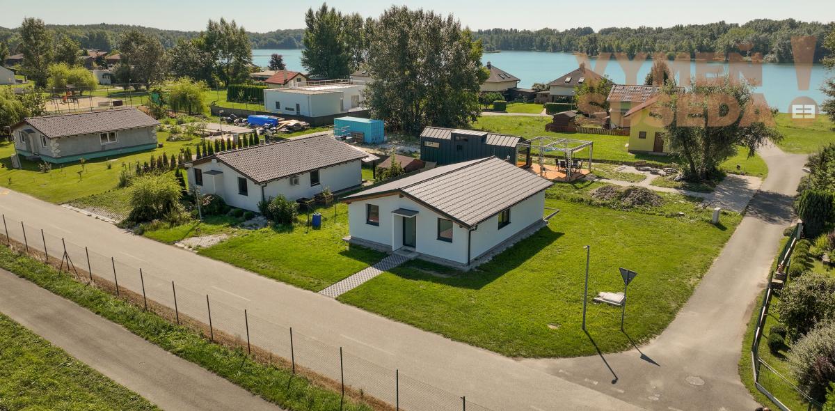 VYMEŇ SUSEDA! – NA PREDAJ VÝNIMOČNÝ 4 IZB. NÍZKOENERGETICKÝ DOM PRI JAZERE VOJKA