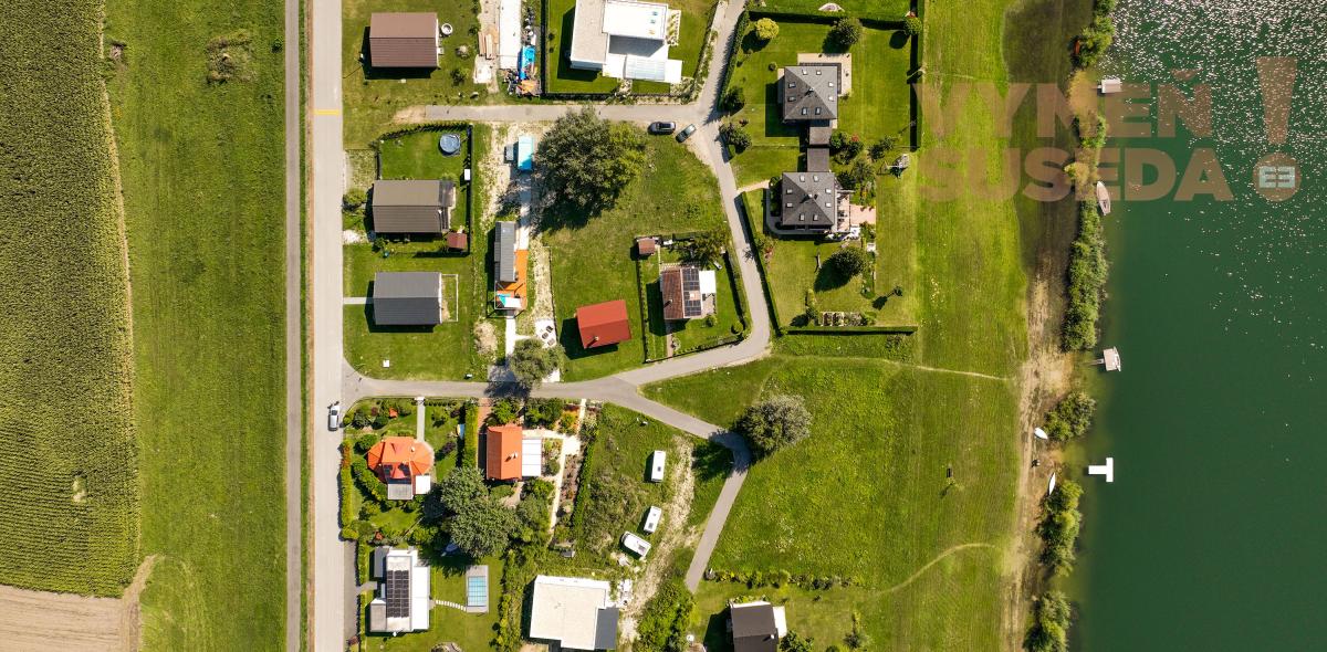 VYMEŇ SUSEDA! – NA PREDAJ VÝNIMOČNÝ 4 IZB. NÍZKOENERGETICKÝ DOM PRI JAZERE VOJKA