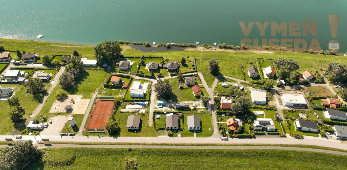 VYMEŇ SUSEDA! – NA PREDAJ VÝNIMOČNÝ 4 IZB. NÍZKOENERGETICKÝ DOM PRI JAZERE VOJKA