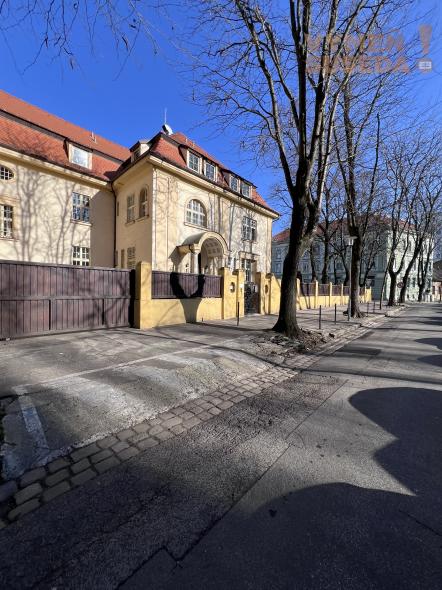 VYMEŇ SUSEDA! – Veľkometrážny 3-izb. byt 97 m2 s loggiou pri Medickej záhrade, Staré Mesto Sasinkova ulica