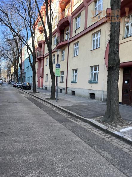 VYMEŇ SUSEDA! – Veľkometrážny 3-izb. byt 97 m2 s loggiou pri Medickej záhrade, Staré Mesto Sasinkova ulica