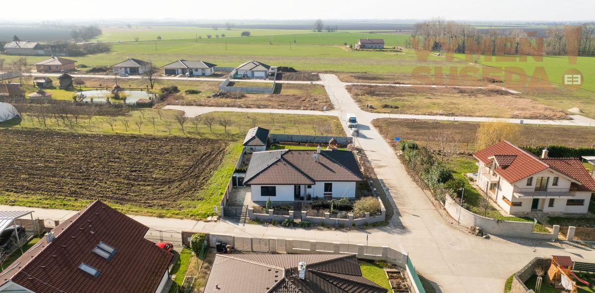 PREDANÉ! – NÍZKOENERGETICKÝ BUNGALOV 171M2 NA POZEMKU 750M2 VEĽKÝ GROB, OKRES GALANTA