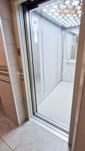 PREDANÉ – Mimoriadne vkusný, zrekonštruovaný  3 izb. byt 79m2 Bratislava V. Petržalka, Gessayova ulica