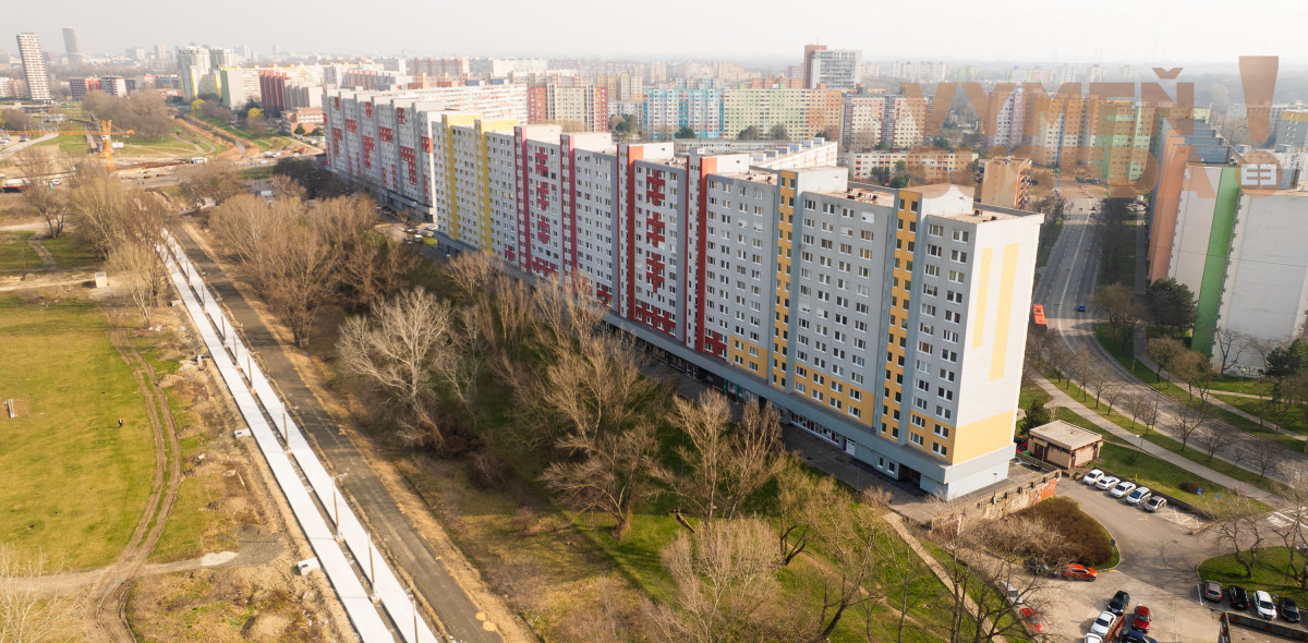 PREDANÉ – Mimoriadne vkusný, zrekonštruovaný  3 izb. byt 79m2 Bratislava V. Petržalka, Gessayova ulica
