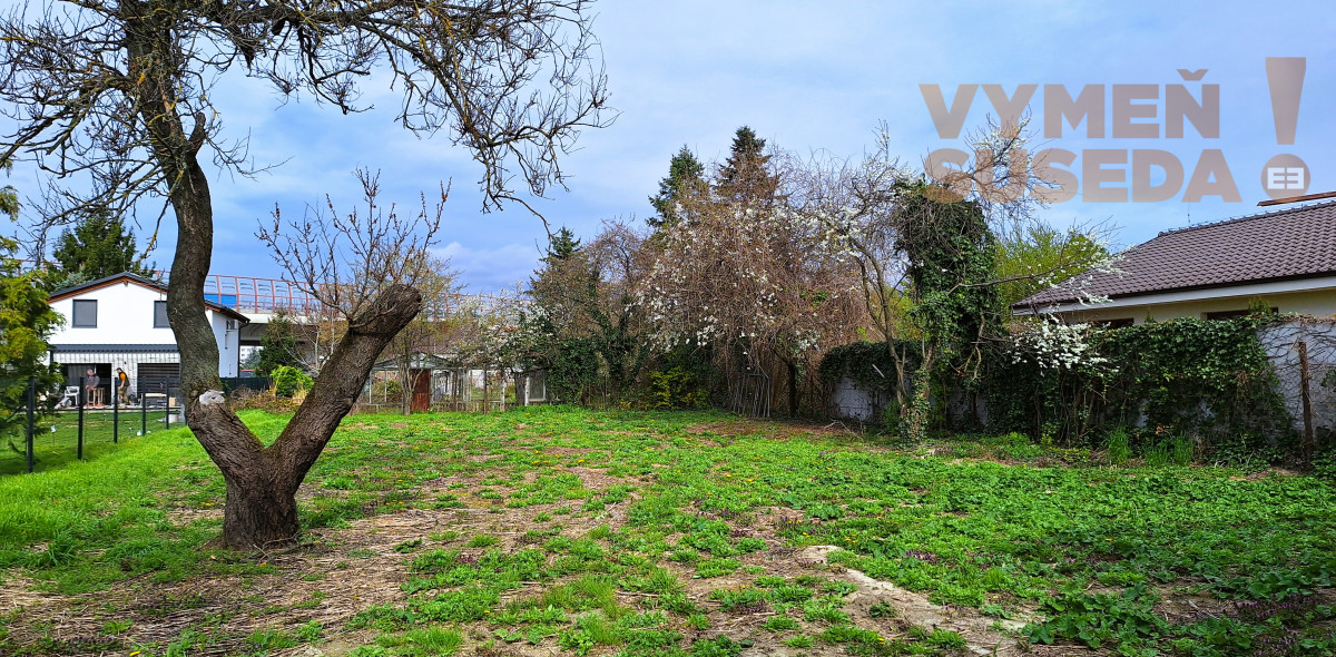 PREDANÉ – Na predaj veľký stavebný pozemok o výmere 900m2 v Ružinove